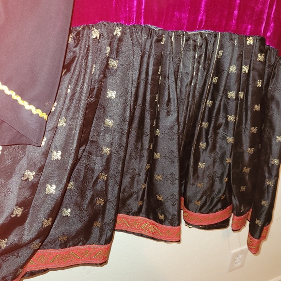 A boho dress with banarasi and a balur fabric type dress. Vantage - Picture 3 of 5